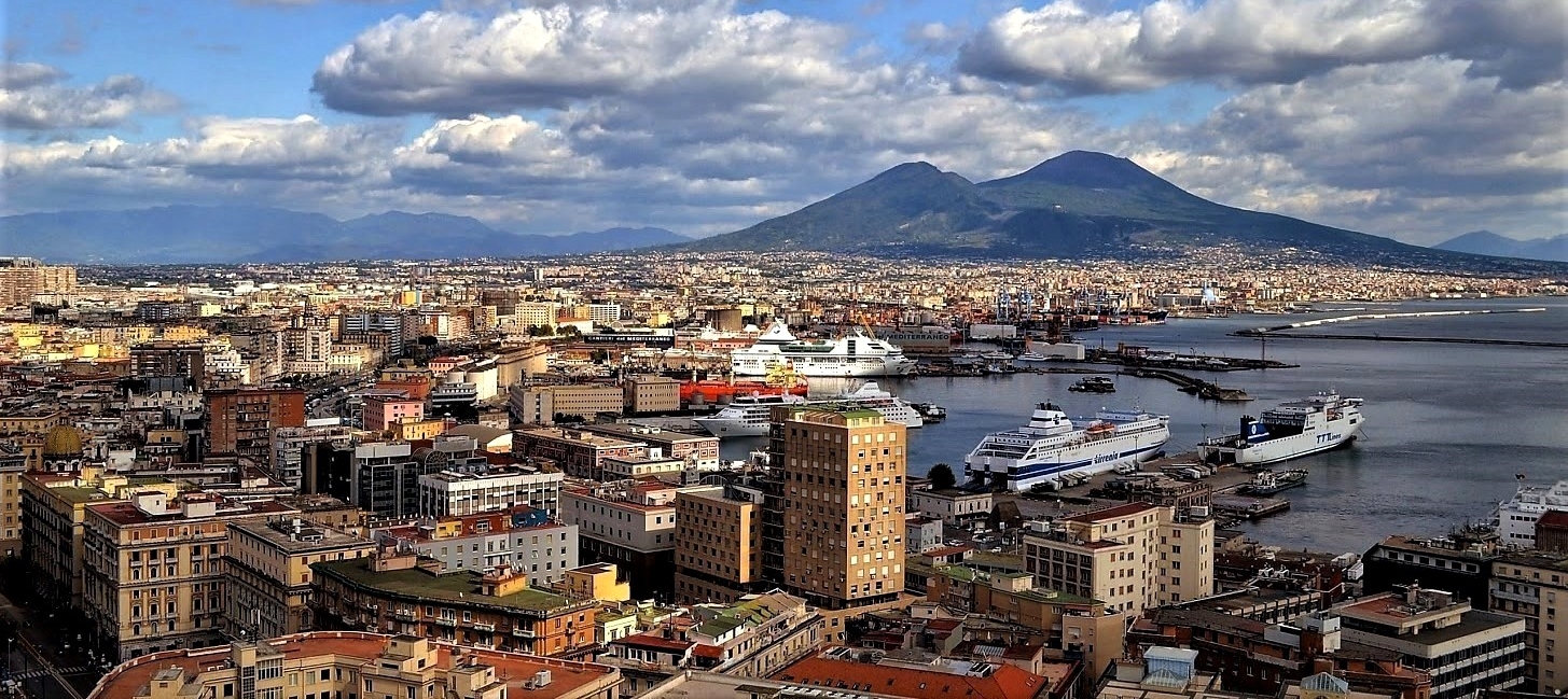 Napoli_Vista_Dall’Alto._0009_(Cropped)